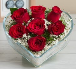 Kalp içerisinde 7 adet kırmızı gül  Adana çiçek yolla çiçek gönderme sitemiz güvenlidir 