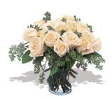 11 adet beyaz gül vazoda  Adana çiçek yolla İnternetten çiçek siparişi 
