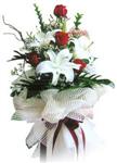  Adana çiçek gönder ucuz çiçek gönder  4 kirmizi gül , 1 dalda 3 kandilli kazablanka