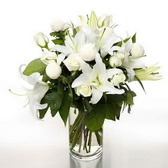  Adana çiçek yolla çiçek gönderme sitemiz güvenlidir  1 dal cazablanca 7 adet beyaz gül vazosu