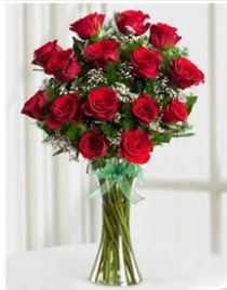 Cam vazo içerisinde 11 kırmızı gül vazosu  Adana çiçek siparişi anneler günü çiçek yolla 